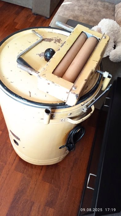 Стиральная машинка ВОЛГА. С ручным выжимом. Стирает хорошо.