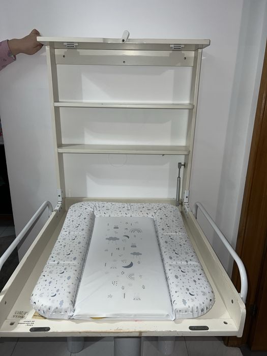 Muda fraldas de parede dobravel