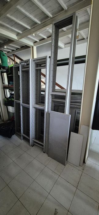 Estantes e prateleiras