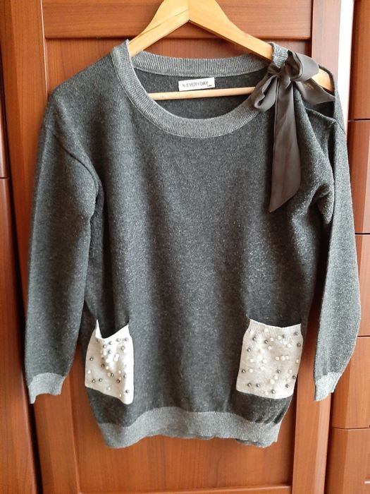 Sweter damski z koralikami odkryte ramię