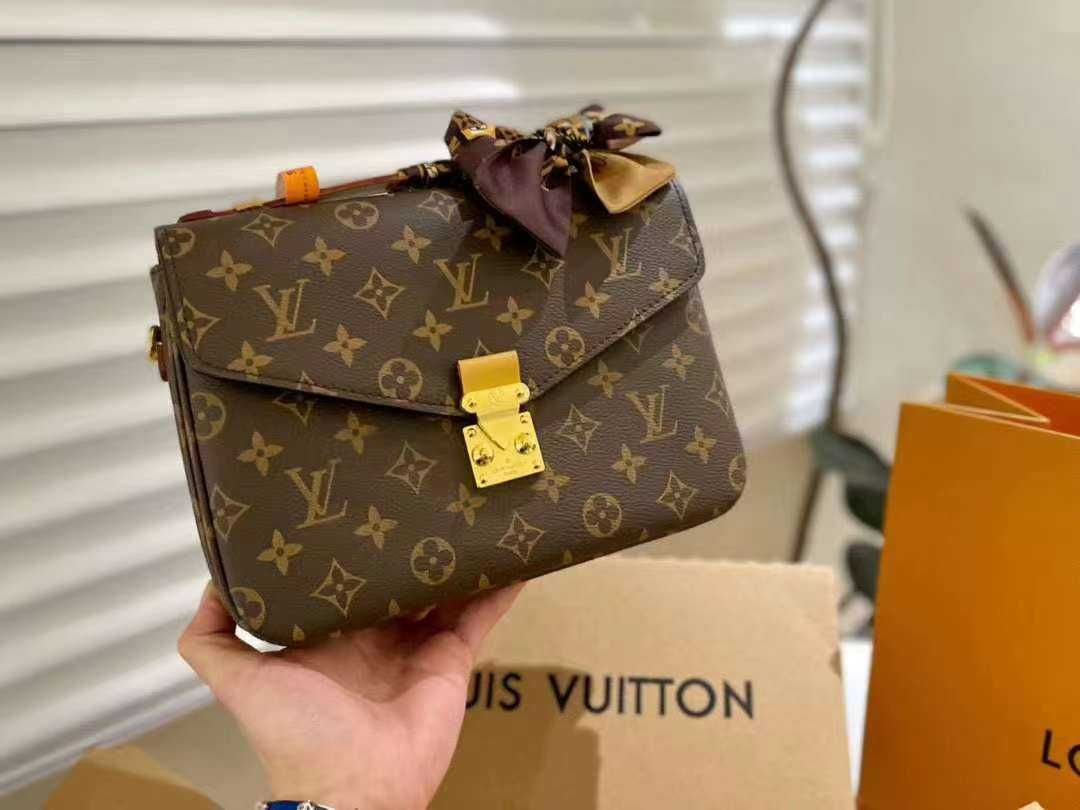 Torebka damska elegancka od reki Louis Vuitton