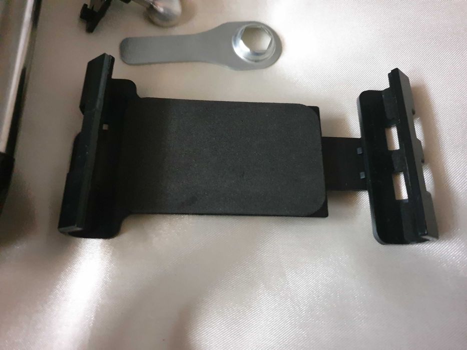 Para Smartphones / Tablets --- Suporte Metálico Robusto Articulado