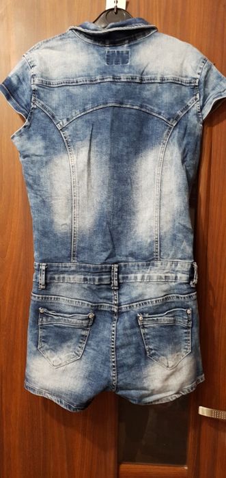 Piękny jeansowy kombinezon