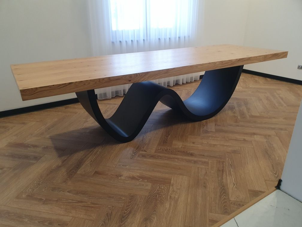 Stół z nogami metalowymi pająk