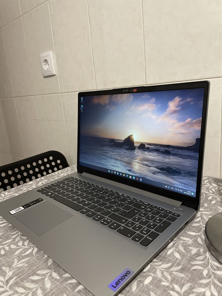 Portátil Lenovo ideapad Novo e bem negociável