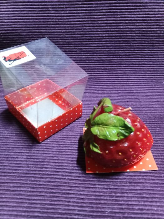 Свеча в коробке - клубника