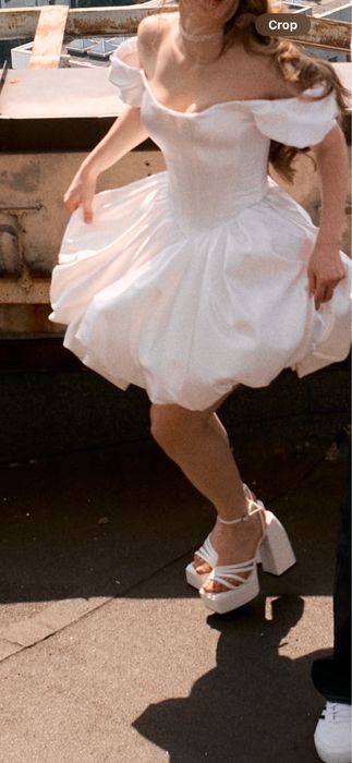 Коротка корсетна весільна сукня