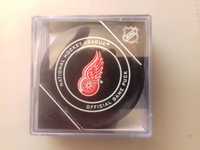 Krążek hokejowy Detroit Red Wings sezon 20/21 official game puck.