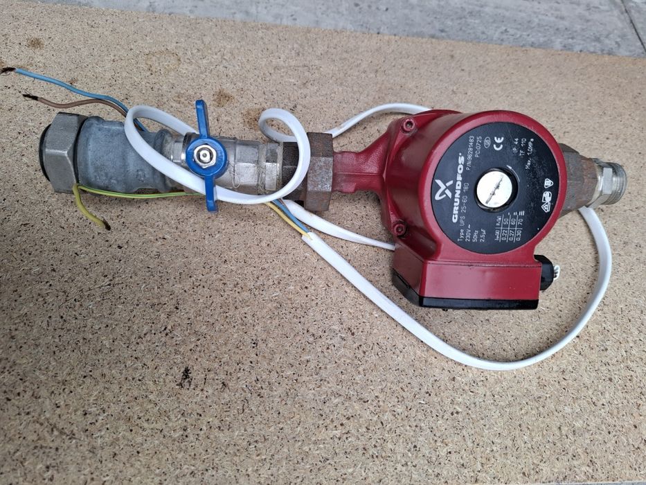 Циркуляційний насос с гайками.