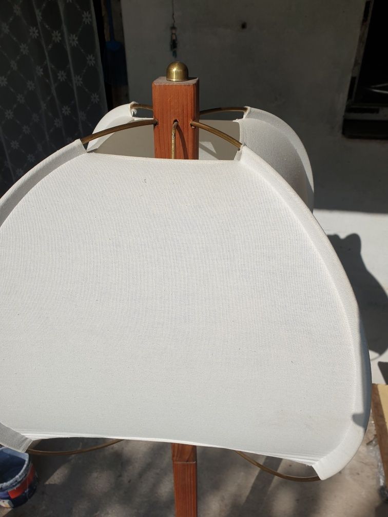Lampka podłogowa PRL retro 152cm z białym kloszem abażurem drewniana