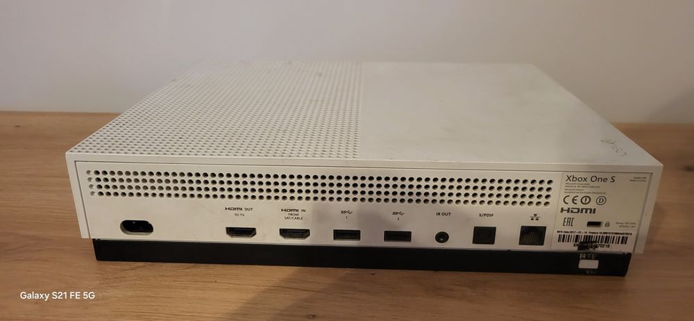 Xbox one s z padem + grami i okablowaniem