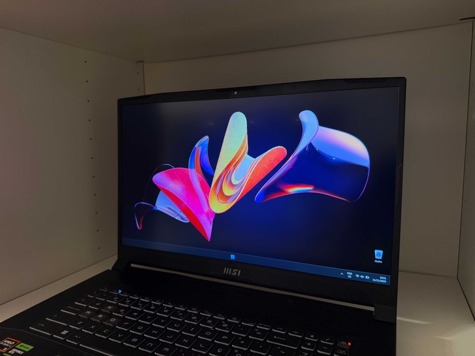 Laptop Portátil MSI 17"- Ryzen 9 AI | RTX4060 8GB | 240hz | 32GB ram