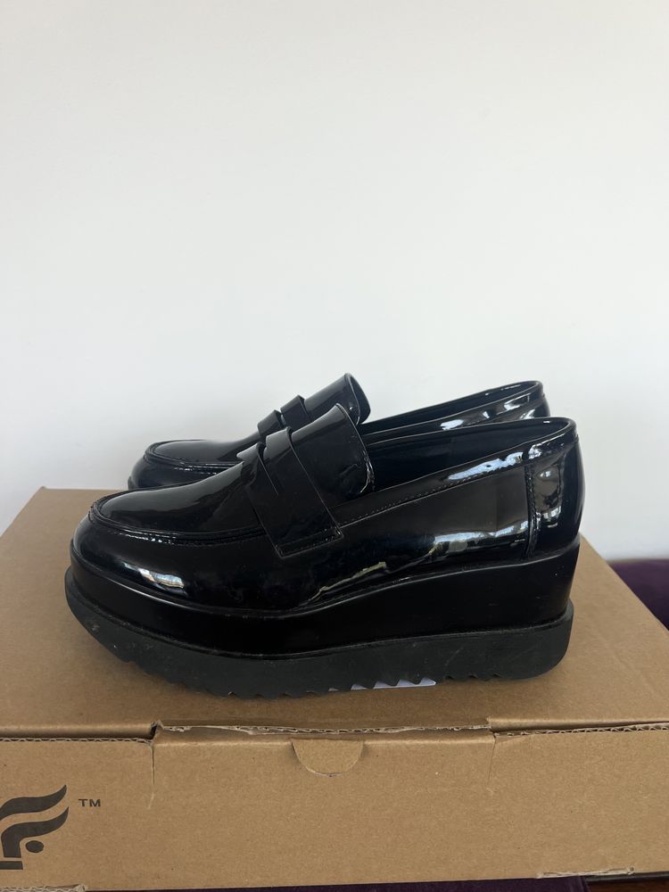 Czarne lakierowane loafersy mokasyny 38 primadonna