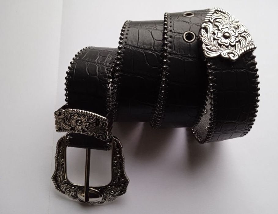 Czarny pasek z dużą klamrą 122cm