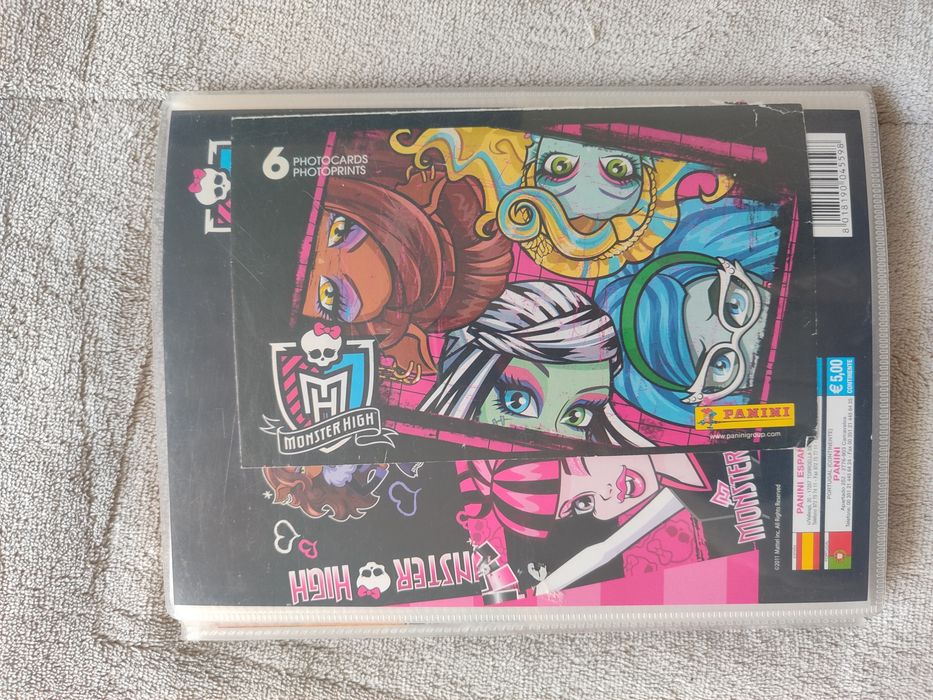 Caderneta Monster High Quase Completa