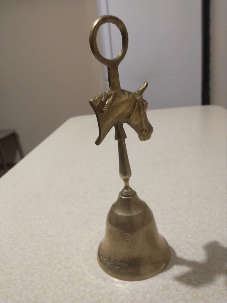 Mosiężny dzwonek z koniem 24 cm wysokości