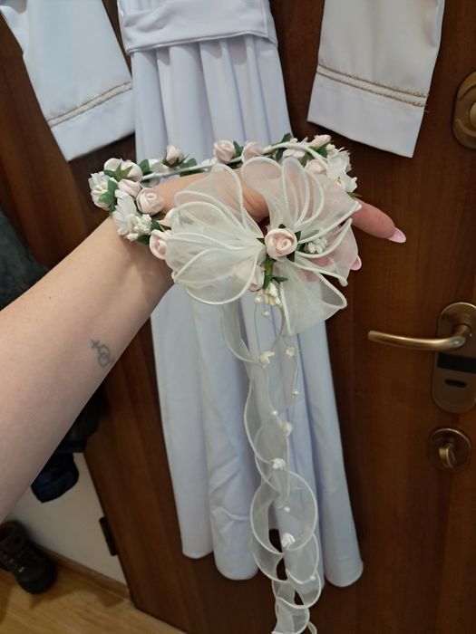 Alba komunijna plus dodatki dla wysokiej dziewczynki