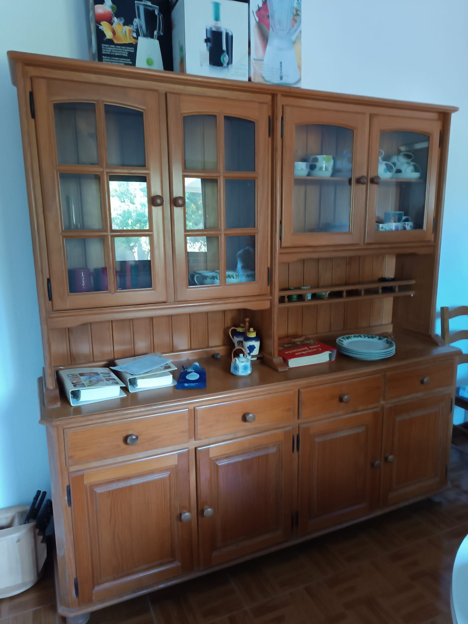 Mesa +4 cadeiras + estante com vitrine