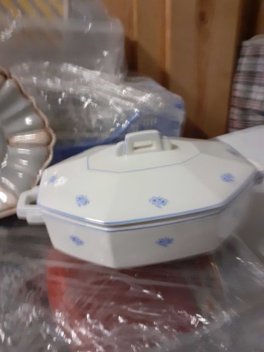 Peças de loiça trabalhadas a mao
