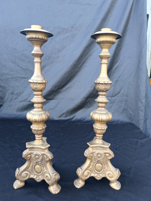 Dwa mosiężne świeczniki