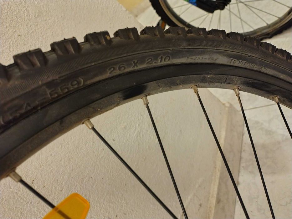 Bicicleta todo terreno, como nova.