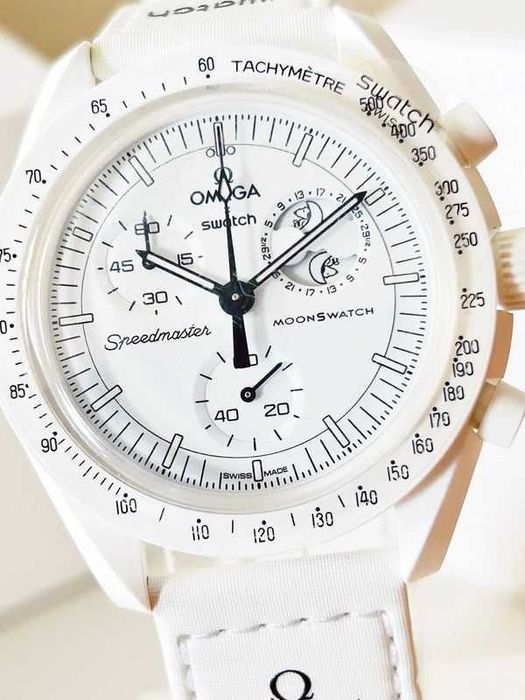 Swat-ch x Ome-ga Bioceramic MoonswatchMissionToMoonphaseSnoopySO33W700