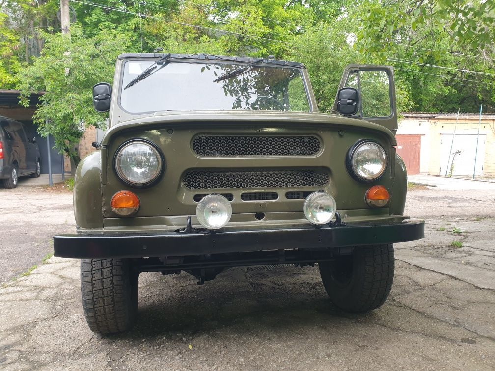 УАЗ 469 на полном ходу
