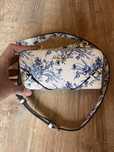 Torebka Guess crossbody przez ramię w kwiaty