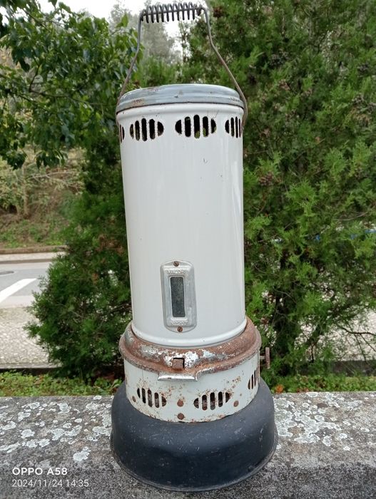 Aquecedor antigo a petróleo