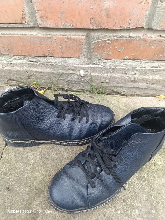 Продам ботинки зимові чоловічі шкіряні. Темно синього кольору.
Розмір
