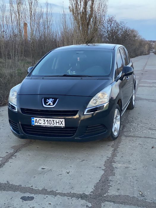 Сімейне авто Peugeout 5008