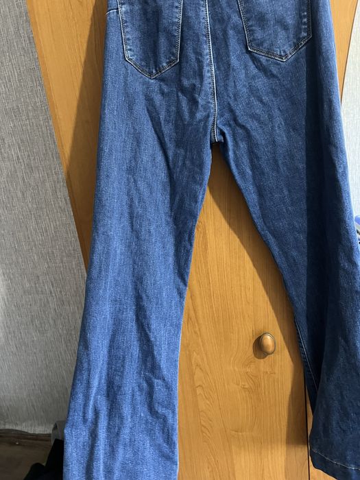 Джинси синього кольору