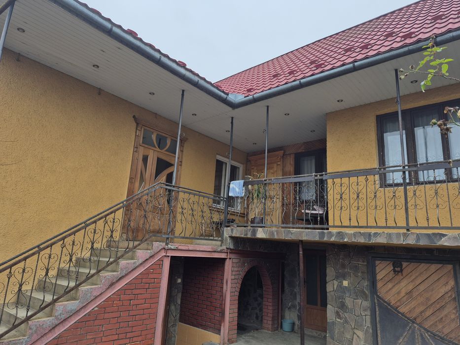 Продаж добротного будинку на два входи.