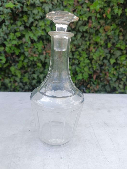 Ładna szklana karafka