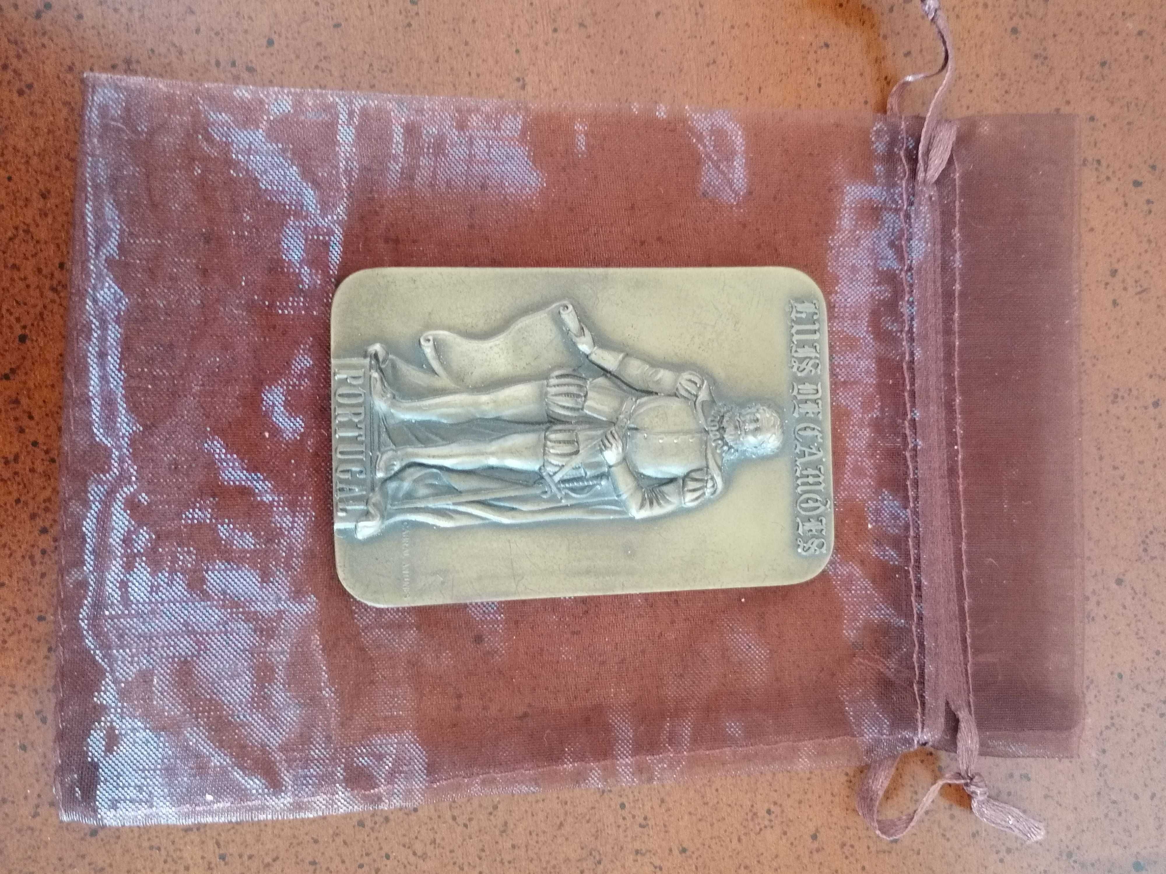 Medalha Alusiva ao Poeta Luís de Camões, da autoria de Cabral Antunes