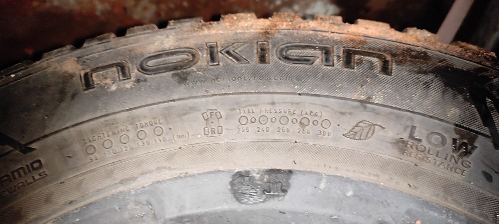 215/65/16 дві шт. Pirelli , дві шт. Nokian зимова резина + диски Kia
