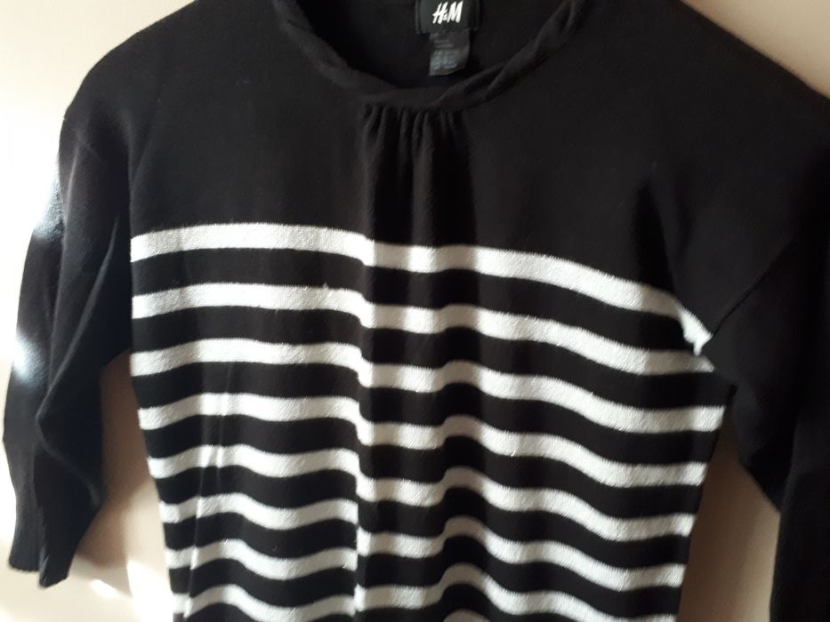H&M sweterek czarno -srebrny r.134