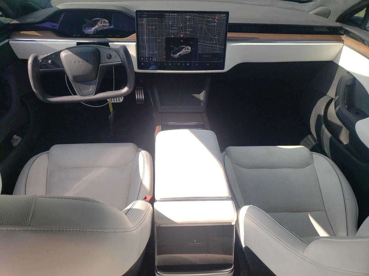 Електричний седан Tesla Model S 2021 з США