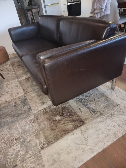 Sofá pele castanho escuro 3 lugares