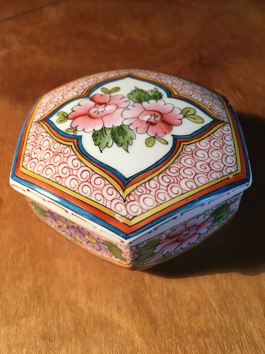 LIMOGES FRANCE - hexagonal, antiga, c/ pint. á mão e interior, 11x5 cm