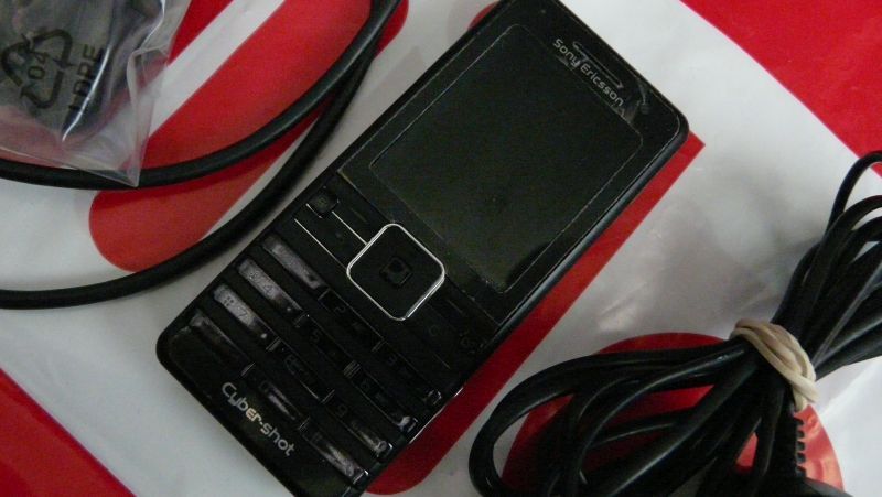 Sony Ericsson K770i + ładowarka, przewód USB