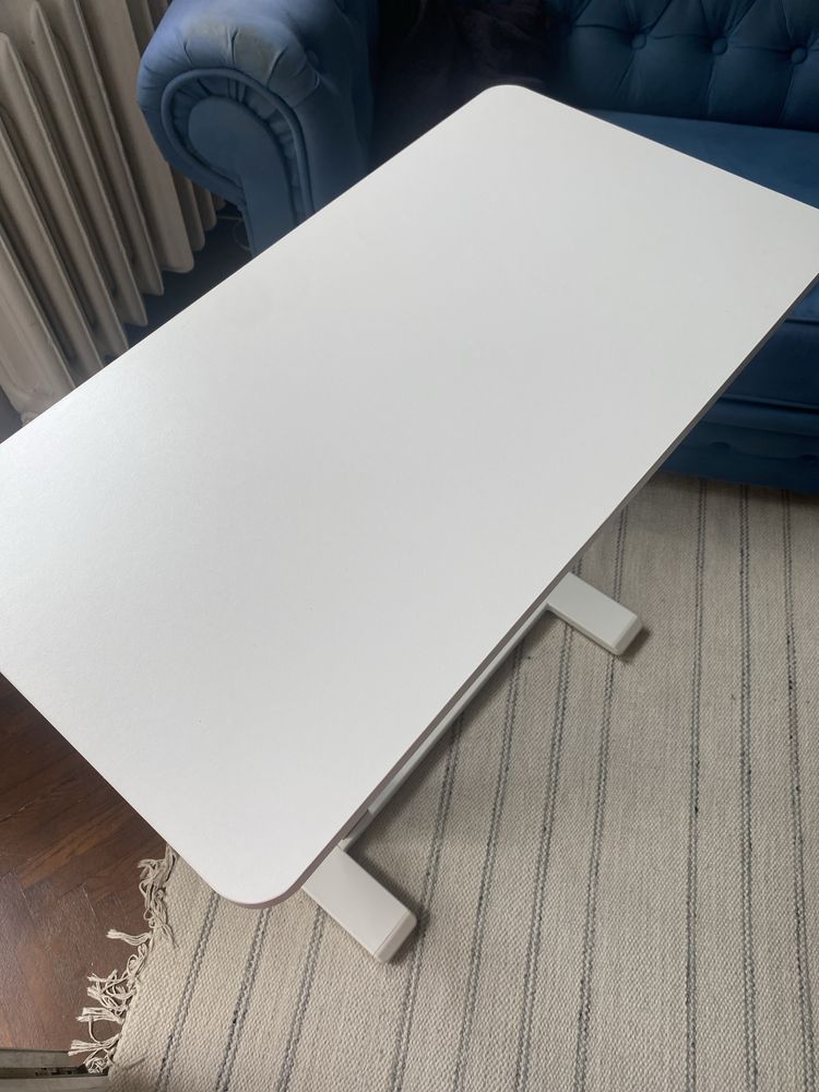 Stolik/ biurko pod laptopa IKEA BOLLSIDAN – biały, jak nowy!