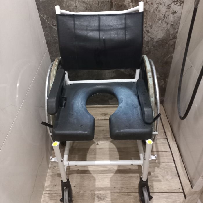 Wózek pod natrysk dla osoby niepełnosprawnej