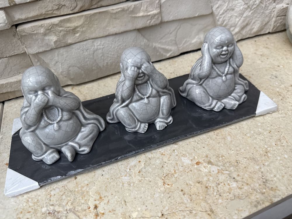 Ceramiczny Budda na kamieniu nie mowie nie slysze nie widze