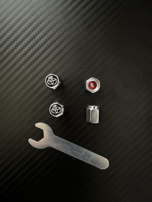 Алюминевые колпачки на нипель с логотипом  Тойота Toyota 4шт  комплект