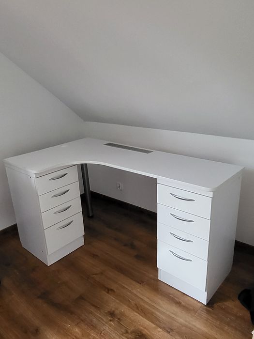 Biurko narożne robione na wymiar – solidne, z szufladam
