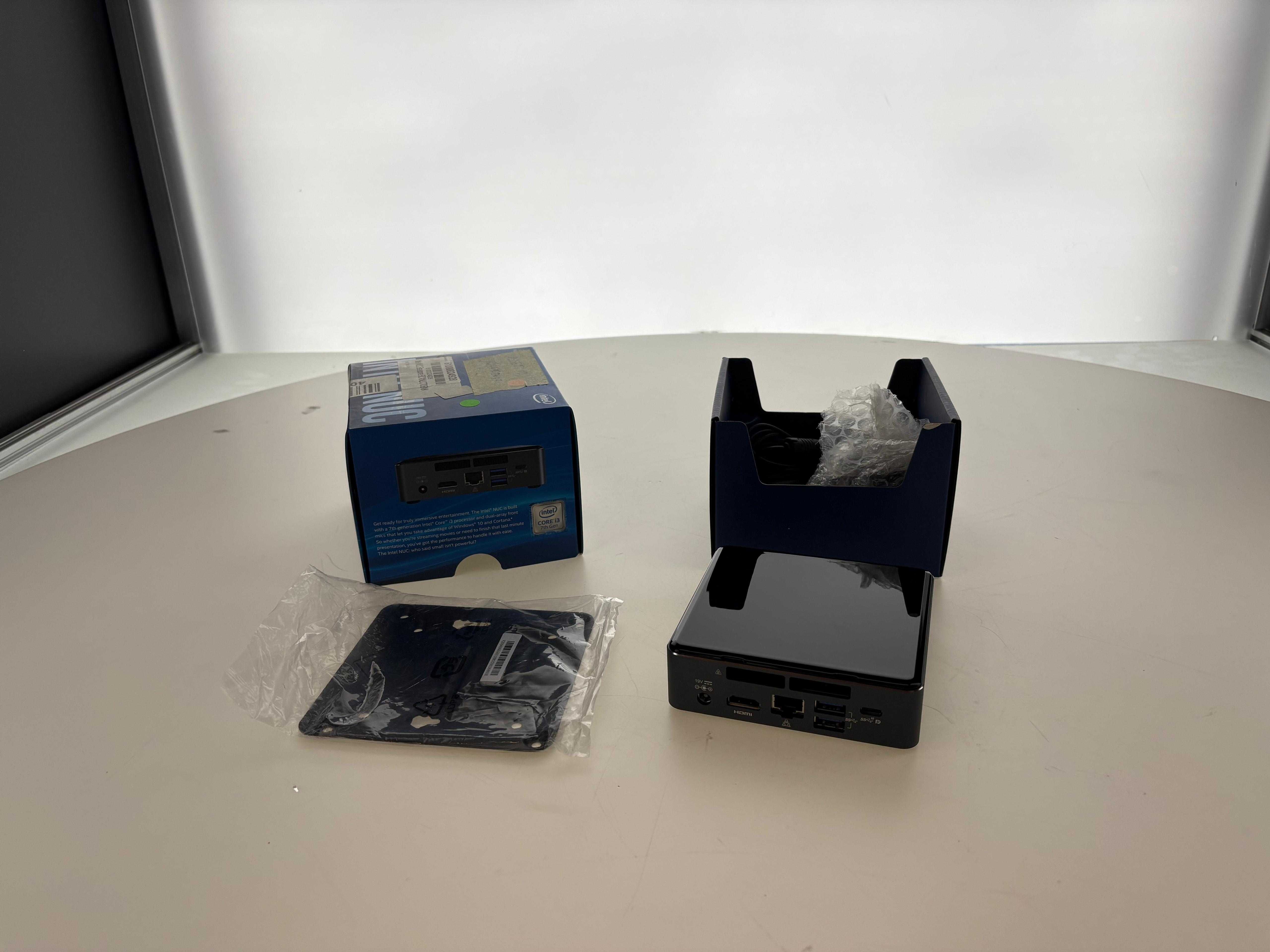 Lenovo mini komputer  CPU i3-7100U CPU  2.40GHz,RAM: 4 GB, 256GB-NVM E