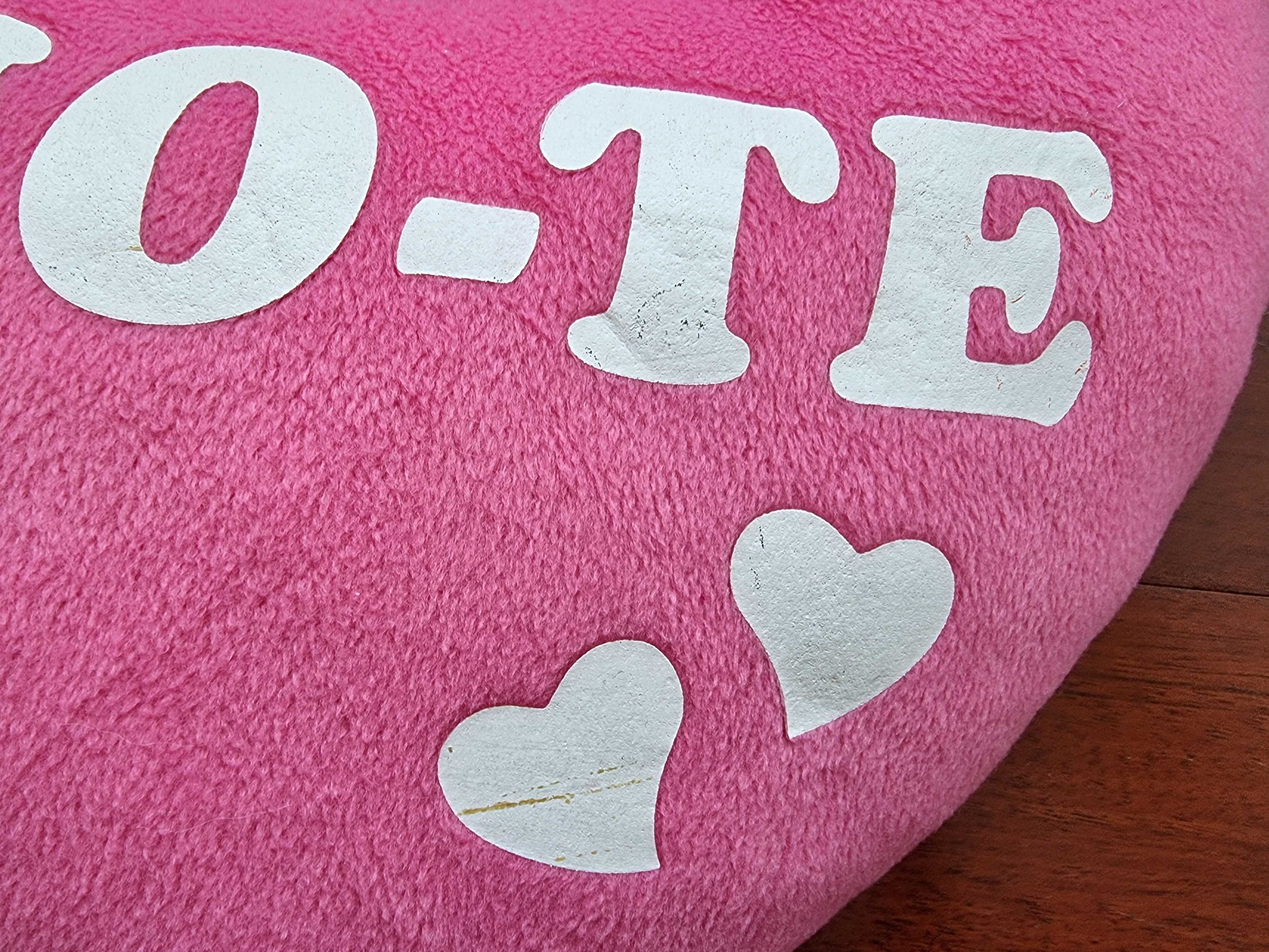 Almofada rosa em formato de coração "AMO-TE"