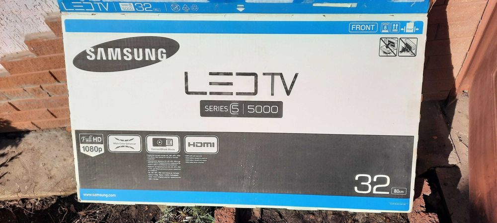LED телевізор Samsung UE32J5000 з битим єкраном.