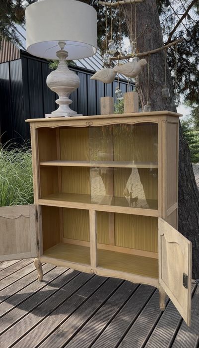Biblioteczka z przesuwanymi szybami